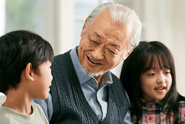孫と会話する祖父