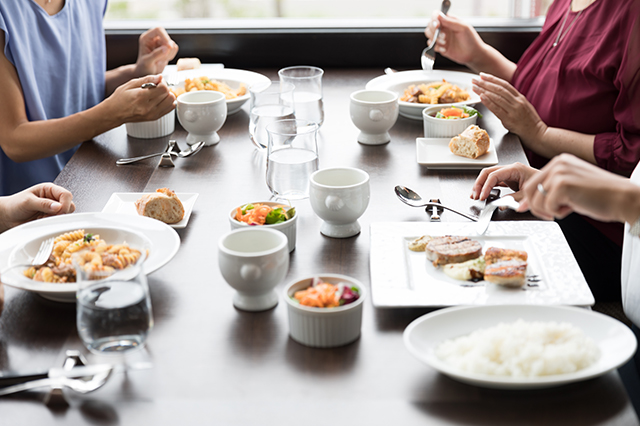 食事をする女性たち