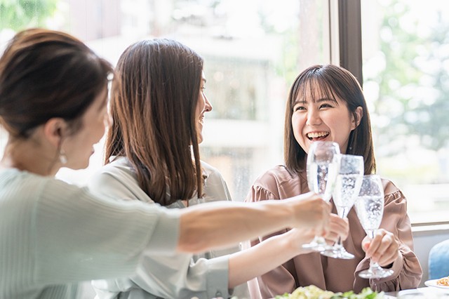 乾杯している笑顔の女性たち