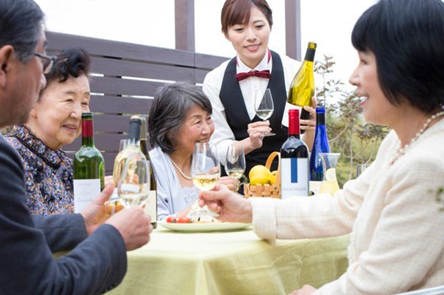 笑顔で食事するシニアたち