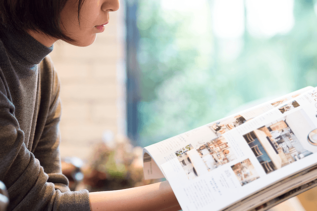 カタログを読む女性