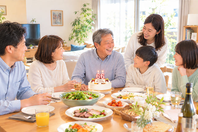 66歳の緑寿祝いをする家族