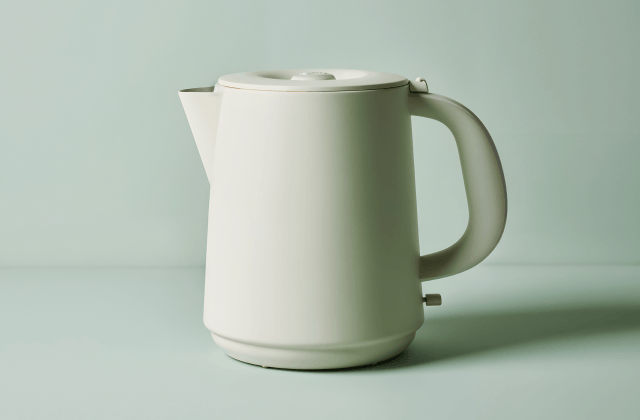 白いおしゃれな電気ケトル