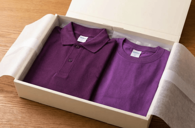 紫色のポロシャツとTシャツ