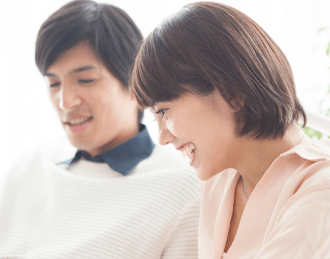 笑顔で会話する夫婦