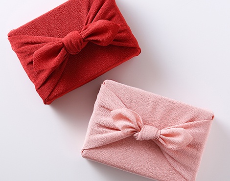 赤とピンクの風呂敷包み
