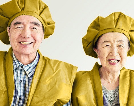 金色のちゃんちゃんこを着たおじいちゃんとおばあちゃん